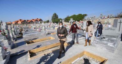 Milagros Tolón anuncia nuevas inversiones en su visita a las obras de los dos patios del Cementerio municipal