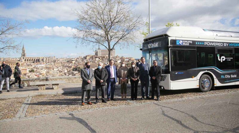 Toledo apuesta por la movilidad sostenible en buses propulsados por hidrógeno renovable. La alcaldesa Milagros Tolón ha visitado