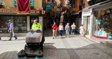 El Ayuntamiento intensifica la limpieza viaria del Casco con especial atención a la eliminación de manchas y pintadas