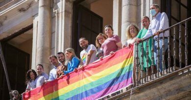Arranca 'Toledo Entiende' con el despliegue de la bandera arcoíris en el Ayuntamiento