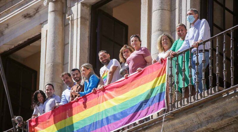 Arranca 'Toledo Entiende' con el despliegue de la bandera arcoíris en el Ayuntamiento