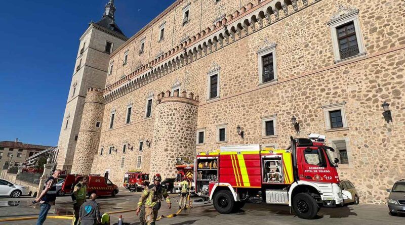 Los Bomberos sofocan el incendio del Alcázar en una intervención rapidísima y eficaz que no registra daños personales ni materiales.