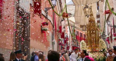 Todo a punto en Toledo para celebrar mañana el Corpus Christi. La ciudad vivirá el Día Grande del Corpus con la solemne procesión, un espectáculo de zarzuela y la verbena popular.
