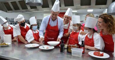 Álvaro Gutiérrez se mete en la cocina con jóvenes de Down Toledo y Adolfo Muñoz