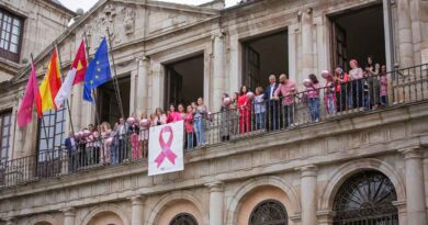 El Ayuntamiento de Toledo despliega el lazo rosa en su fachada con motivo del Día Internacional de la lucha contra el cáncer de mama.