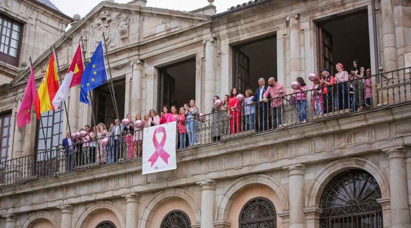 El Ayuntamiento de Toledo despliega el lazo rosa en su fachada con motivo del Día Internacional de la lucha contra el cáncer de mama.