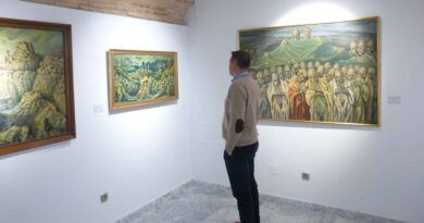 El Centro Cultural San Clemente alberga la exposición permanente del genial pintor toledano Guerrero Malagón, denominada “Fondo y apariencia. El Toledo de Guerrero Malagón”.