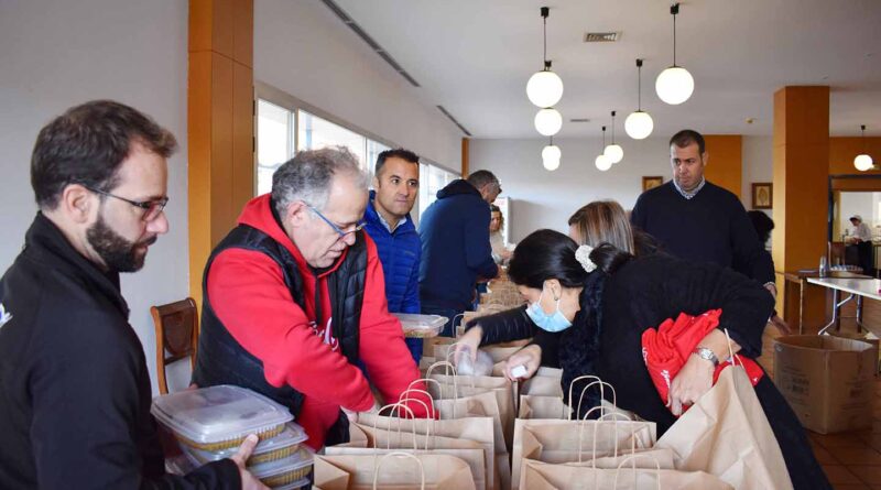 La hostelería de Toledo reparte 450 comidas solidarias entre los más vulnerables de la ciudad.
