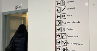 Las instalaciones municipales incorporan pictogramas y señales para crear entornos fáciles y más accesibles en los centros públicos de Toledo.