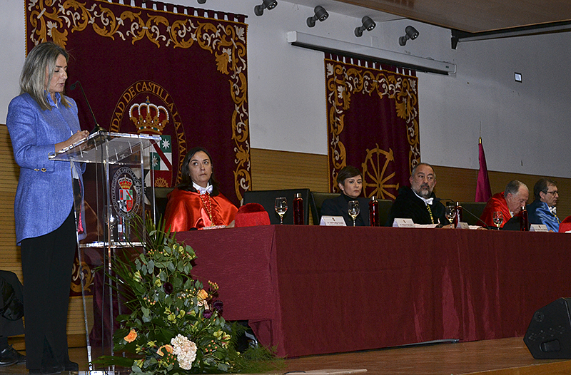 Alcaldesa disertación en la entrega de la medalla de la Universidad a Emilio Ontiveros