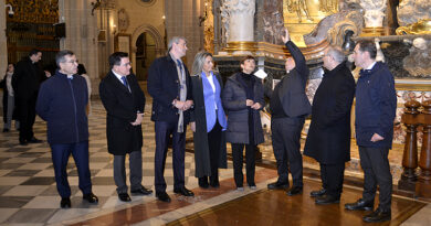 La alcaldesa visita la catedral con la ministra