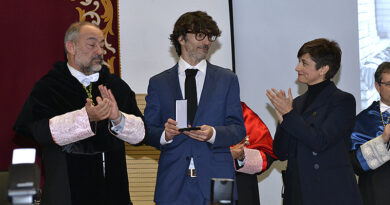Medalla de la universidad a Emilio Ontiveros