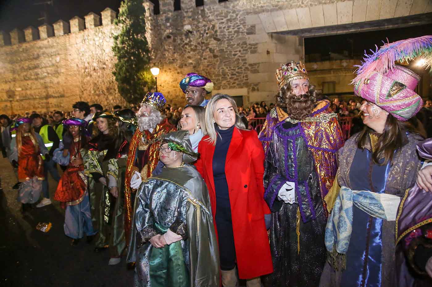La alcaldesa entrega la llave de la ciudad de Toledo a los Reyes Magos, tras una multitudinaria Cabalga por las calles de la capital regional.