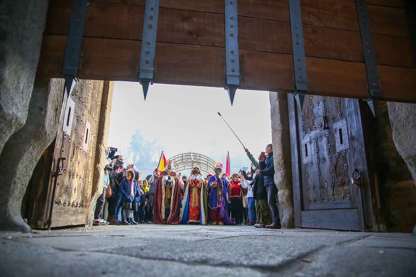 Toledo iza el rastrillo del torreón del Puente de Alcántara para recibir a los Reyes Magos