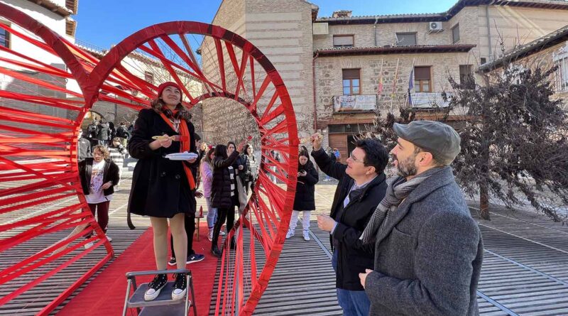 Un corazón gigante preside la plaza del Sofer. Se trata de una intervención artística organizada entre el Ayuntamiento y la Escuela de Arte.