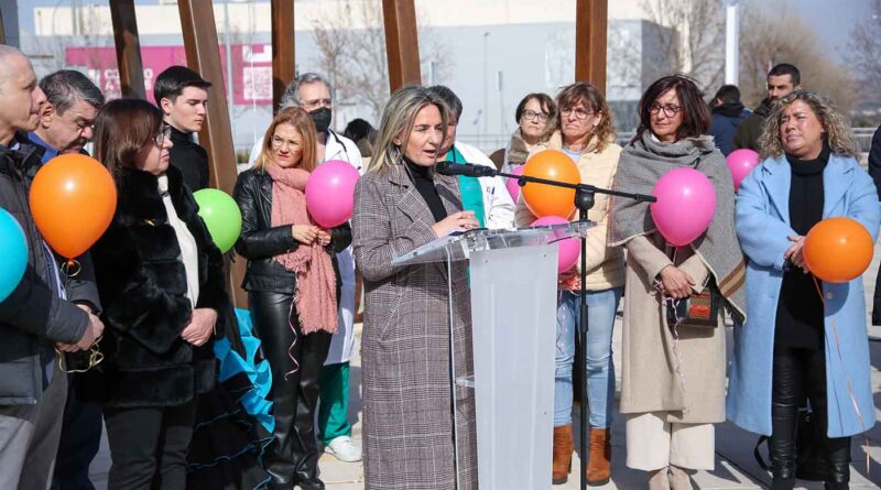 Homenaje a las víctimas, familias y al personal sanitario en el Día Internacional del Cáncer Infantil a las puertas de Hospital Universitario de Toledo