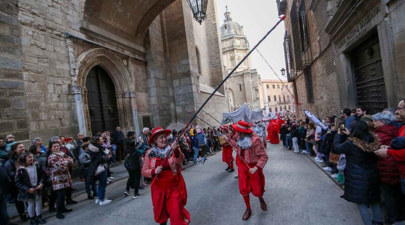 Un multitudinario entierro de La Sardina pone el broche final al Carnaval de Toledo recorriendo las calles del Casco Histórico.