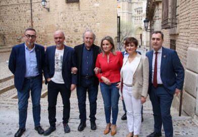 Joan Manuel Serrat recibe en Toledo el Premio Abogados de Atocha. La alcaldesa Milagros Tolón asegura que: “Serrat ha sido una voz comprometida con los valores más nobles de la humanidad”.