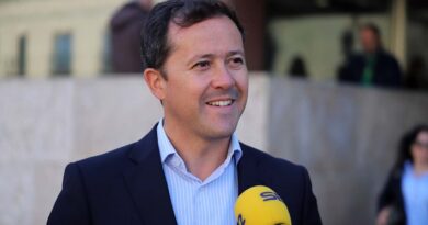 Carlos Velázquez se muestra ilusionado en la formalización ante la Junta Electoral de su candidatura a la alcaldía