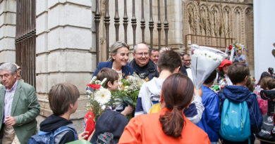 Milagros Tolón participa en la tradicional ofrenda floral con la que comienzan los actos de la víspera del Corpus