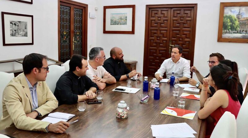 Carlos Velázquez recibe a delegados de la Archidiócesis de Toledo. El alcalde de la capital del Tajo ha recibido esta semana en el Ayuntamiento