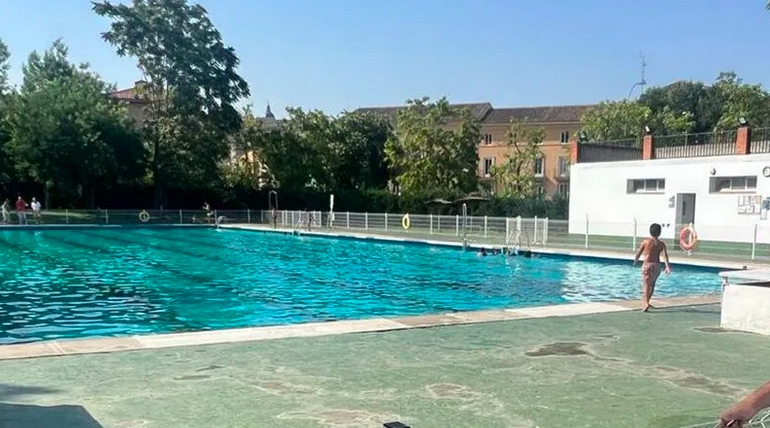 El PSOE  pide que se amplíe el horario de las piscinas como estaba previsto y denuncia la inacción del bipartito ante la ola de calor.