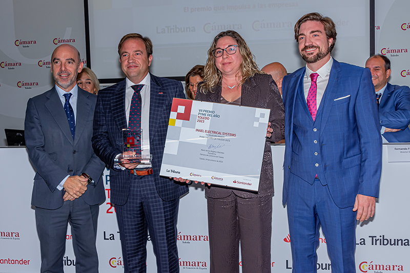 Los directores de INAEL Electrical Systems, los hermanos Ángel David Lara Jiménez, M.ª del Carmen Lara Jiménez y Carlos Lara Jiménez, ha recogido el premio.