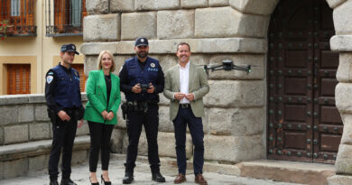Velázquez y Cañizares presentan el dron de la Policía Local de Toledo. El alcalde ha asegurado que así, “la Policía Local dispone de la tecnología más puntera para seguir garantizando la seguridad de los toledanos”.
