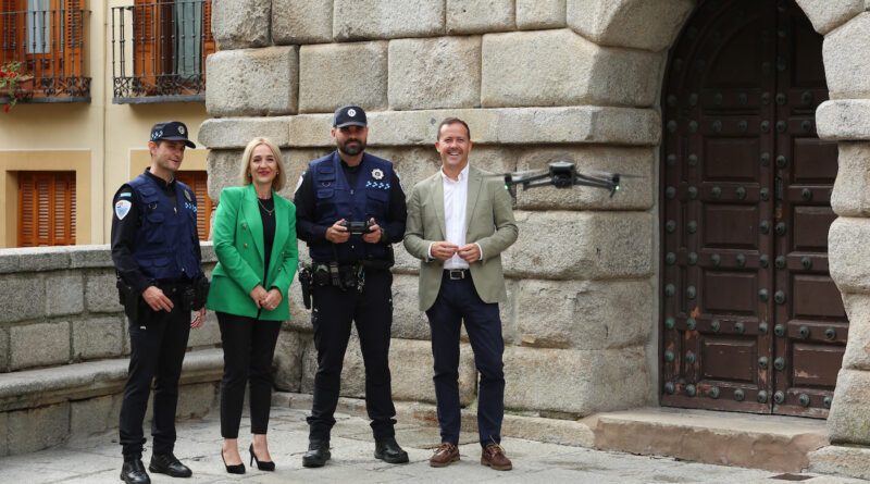 Velázquez y Cañizares presentan el dron de la Policía Local de Toledo. El alcalde ha asegurado que así, “la Policía Local dispone de la tecnología más puntera para seguir garantizando la seguridad de los toledanos”.