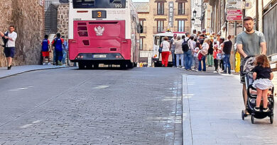 Cuesta de Carlos V obstaculizada por usuarios del tren y el autobús turísticos