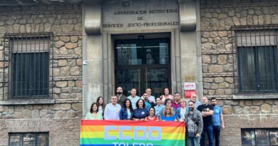 El PSOE iza una bandera de apoyo al colectivo LGTBi+ en su sede
