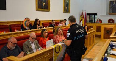 El Alcalde de Toledo ordena a la Policía Local retirar la Bandera Arcoíris del Pleno