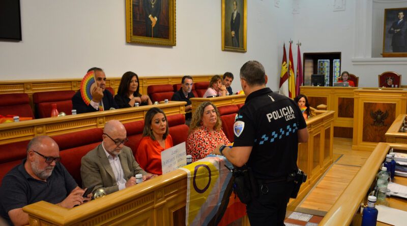 El Alcalde de Toledo ordena a la Policía Local retirar la Bandera Arcoíris del Pleno