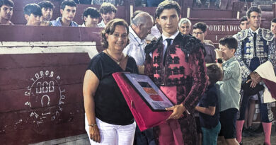 Concepción Cedillo entrega el trofeo Domingo Ortega a Esteban Gordillo