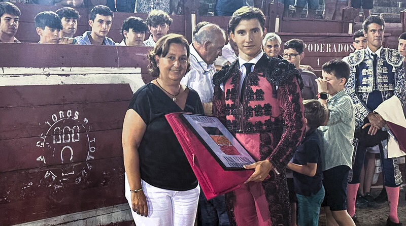 Concepción Cedillo entrega el trofeo Domingo Ortega a Esteban Gordillo