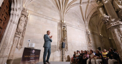 El escritor Luis Zueco imparte la conferencia ‘Isabel la Católica y Toledo’ en el claustro de San Juan de los Reyes