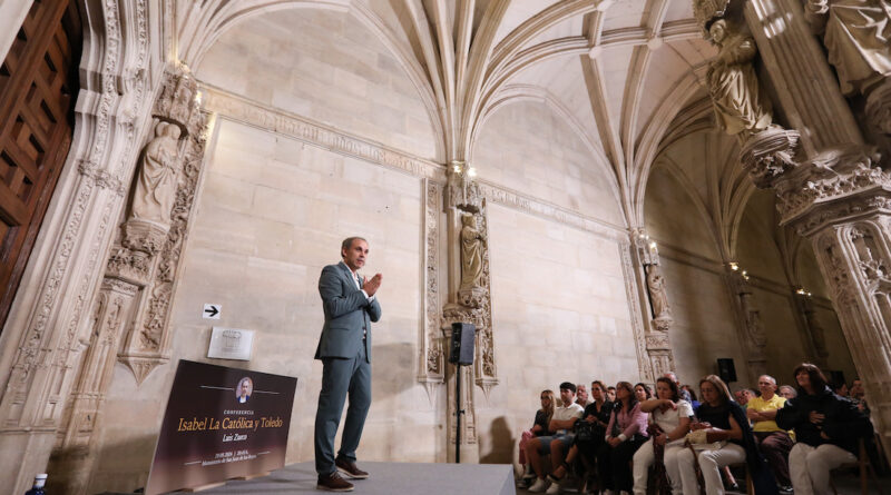 El escritor Luis Zueco imparte la conferencia ‘Isabel la Católica y Toledo’ en el claustro de San Juan de los Reyes