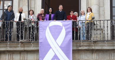 El Ayuntamiento de Toledo se manifiesta contra la violencia de género en el 25-N