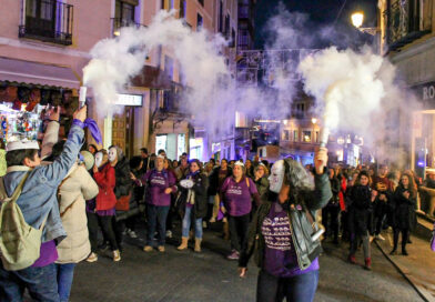 Manifestantes con pancartas moradas en la marcha del 25N en Toledo.