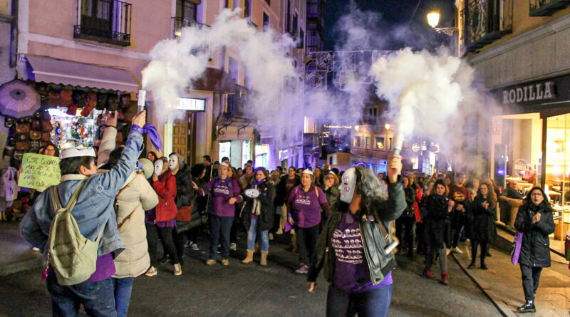 Manifestantes con pancartas moradas en la marcha del 25N en Toledo.