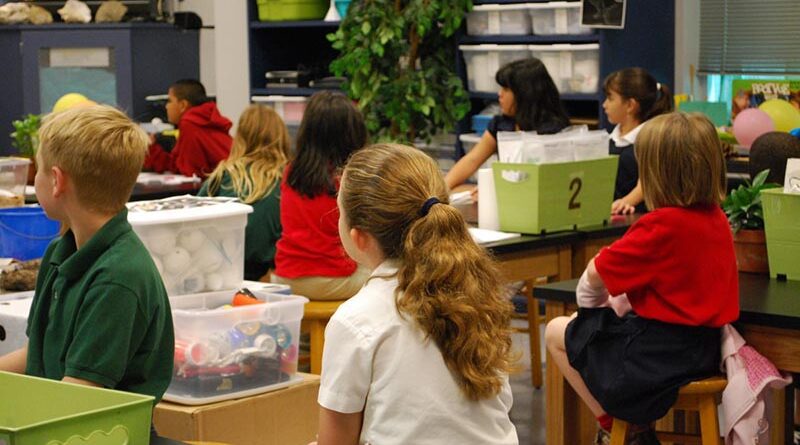 Niños participando en actividades lúdicas y educativas en el programa Aulas Abiertas de Toledo.