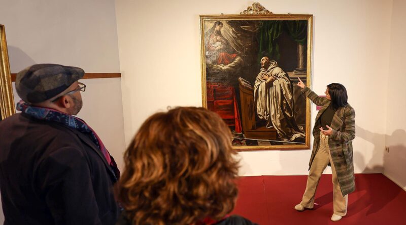 Concepción Cedillo, presidenta de la Diputación de Toledo, durante su visita a la exposición de Luis Tristán en Yepes, cultura en la provincia de Toledo