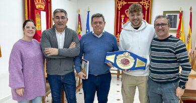 Jorge Pinilla, boxeador profesional de Cobisa, posa con el alcalde Félix Ortega tras recibir un homenaje por su reciente título internacional.