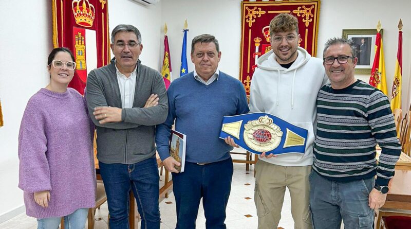 Jorge Pinilla, boxeador profesional de Cobisa, posa con el alcalde Félix Ortega tras recibir un homenaje por su reciente título internacional.