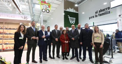 Velázquez visita la apertura del supermercado Family Cash en el Centro Comercial Fusión