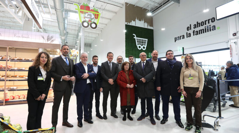 Velázquez visita la apertura del supermercado Family Cash en el Centro Comercial Fusión