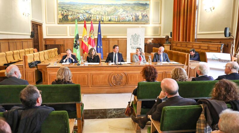 Carlos Velázquez, alcalde de Toledo, junto a Xandra Falcó, presidenta del Patronato de la Real Fundación Toledo, en la reunión celebrada en la Diputación Provincial.