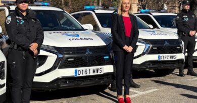 Toledo presenta sus nuevos vehículos y dispositivos táser para modernizar la Policía Local