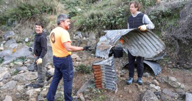 Voluntarios retiran restos de chapas en el arroyo de la Degollada durante una jornada de limpieza.