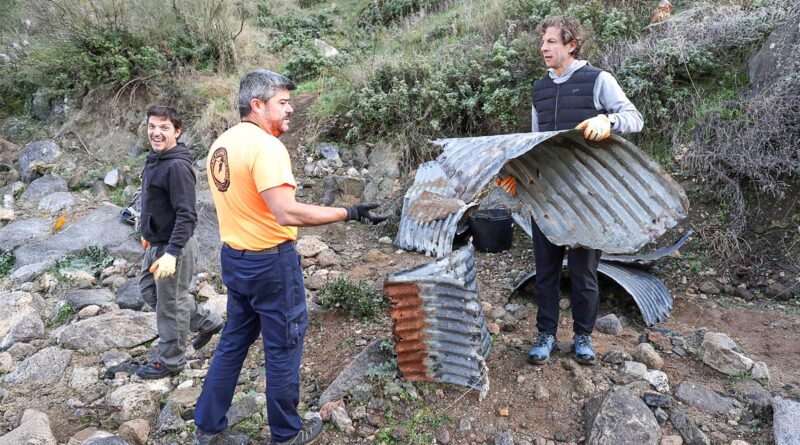 Voluntarios retiran restos de chapas en el arroyo de la Degollada durante una jornada de limpieza.